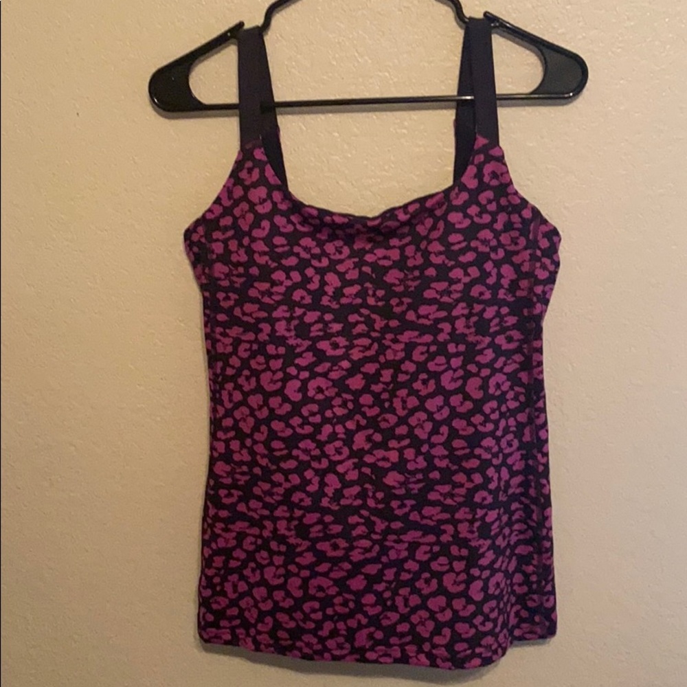 I’m selling this Lululemon shirt.